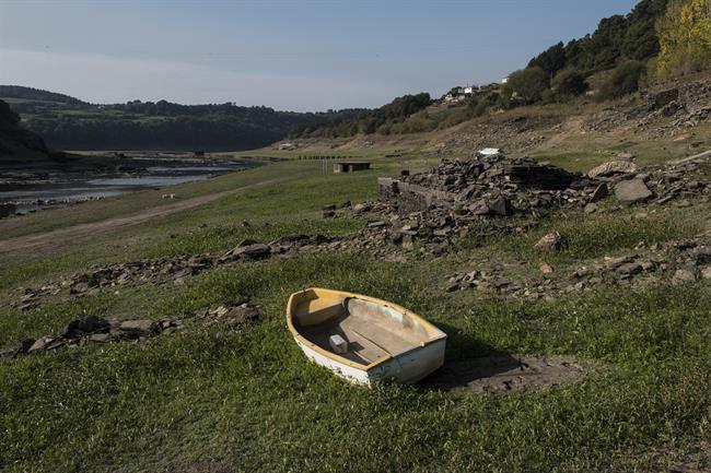Greenpeace documenta la sequía en el Embalse Belesar en Portomarín, Lugo.
| PEDRO ARMESTRE, GREENPEACE ep greenpeace documentasequiaembalse belesarportomarin lugo
