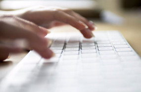 ep imagen de una persona utilizando el teclado de un ordenador