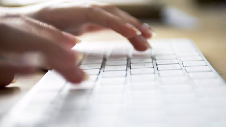 ep imagen de una persona utilizando el teclado de un ordenador