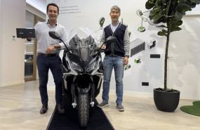 ep kymco firma a komobi como partner para conectar un sistema antirrobo con servicio ecall en sus