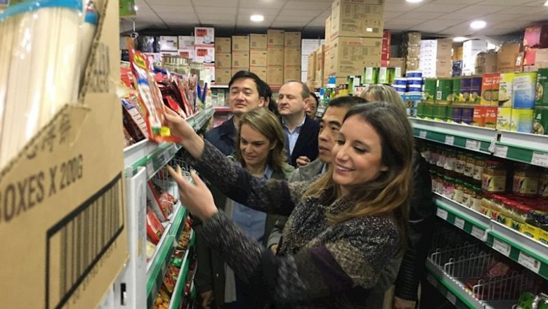 La delegado de Cultura, Turismo y Deporte en el Ayuntamiento de Madrid, Andrea Levy, visita establecimientos regentados por chinos en Usera. | EUROPA PRESS ep la delegado de cultura turismo y deporte en el ayuntamiento de madrid andrea levy visita