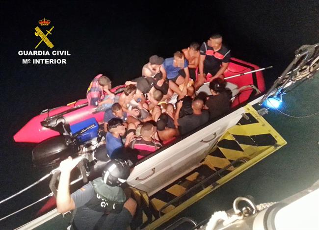 ep la guardia civil interceptapatera13 inmigrantes