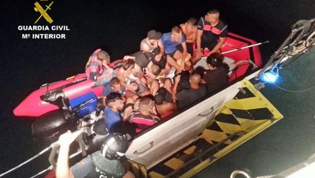 ep la guardia civil interceptapatera13 inmigrantes