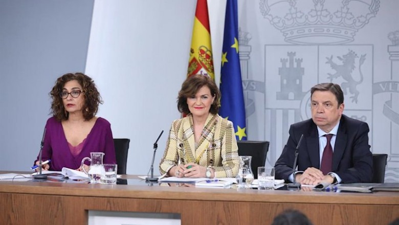 La ministra de Hacienda y portavoz del Gobierno, María Jesús Montero; la vicepresidenta primera del Gobierno, Carmen Calvo, y el ministro de Agricultura, Luis Planas | Marta Fernández Jara - Europa Press ep la ministra de hacienda y portavoz del gobierno maria jesus montero la vicepresidenta primera del