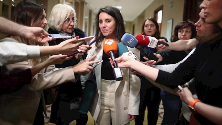 La ministra de Igualdad, Irene Montero, atiende a los medios tras la reunión de Comisión de Igualdad en el Congreso de los Diputados en Madrid, a 24 de febrero de 2020. | Eduardo Parra - Europa Press ep la ministra de igualdad irene montero atiende a los medios tras la reunion de comision de