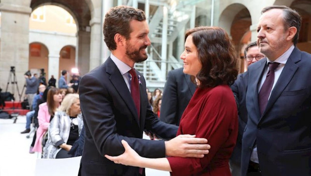 ep la presidenta de la comunidad de madrid isabel diaz ayuso saluda al presidente del partido