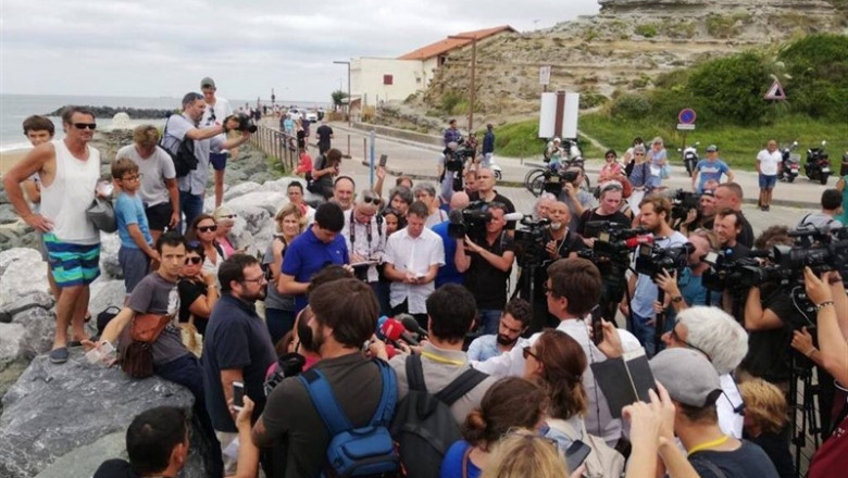 Los portavoces de las plataformas G7EZ y Altarnatives G7 Enaut Aramendi y Aurelie Trouvé hacen declaraciones a los medios de comunicación en la localidad vasco francesa de Anglet | PLATAFORMAS G7EZ Y ALTERNATIVES G7 ep los portavoces de las plataformas g7ez y altarnatives g7 enaut aramendi y aurelie trouve hacen