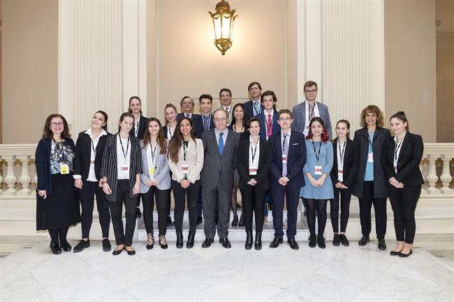 Luis María Linde con los finalistas del concurso 'Generación Euro' | BANCO DE ESPAÑA ep luis maria lindelos finalistasconcurso generacion euro