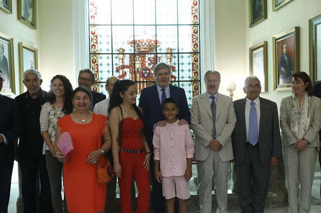 Méndez de Vigo recibe al niño gitano de la campaña La Pregunta de Samuel | EUROPA PRESS ep mendezvigo recibenino gitanola campanapreguntasamuel