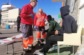 ep migrantes de la patera que llego a alfs del pi el sabado reciben asistencia en el puerto de
