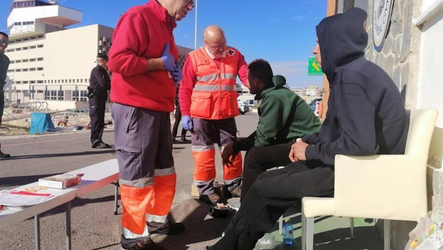 ep migrantes de la patera que llego a alfs del pi el sabado reciben asistencia en el puerto de