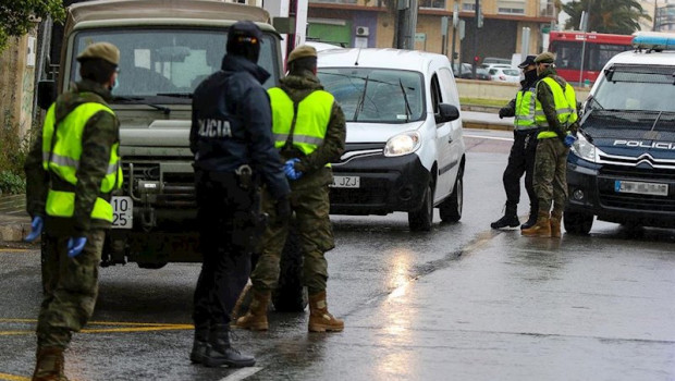 ep militares del ejercito y agentes de la policia nacional realizan controles en valencia por el
