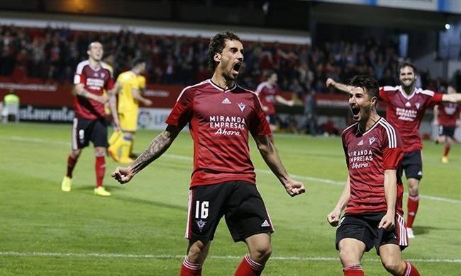 El Mirandés celebra el triunfo en un partido de Segunda ante el Alcorcón | LALIGA ep mirandes celebratriunfoun partidosegundaalcorcon