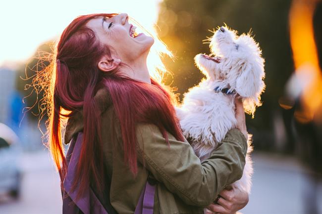 MUJER JOVEN CON SU PERRITO | CEDIDA POR KIWOKO ep mujer jovensu perrito