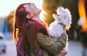 ep mujer jovensu perrito