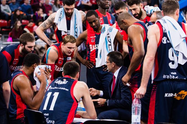 Pedro Martínez dando instrucciones en el Baskonia | ACB PHOTO/I. MARTÍN ep pedro martinez dando instruccionesbaskonia