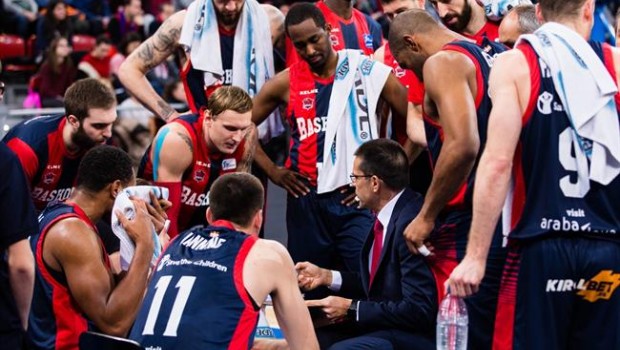 ep pedro martinez dando instruccionesbaskonia