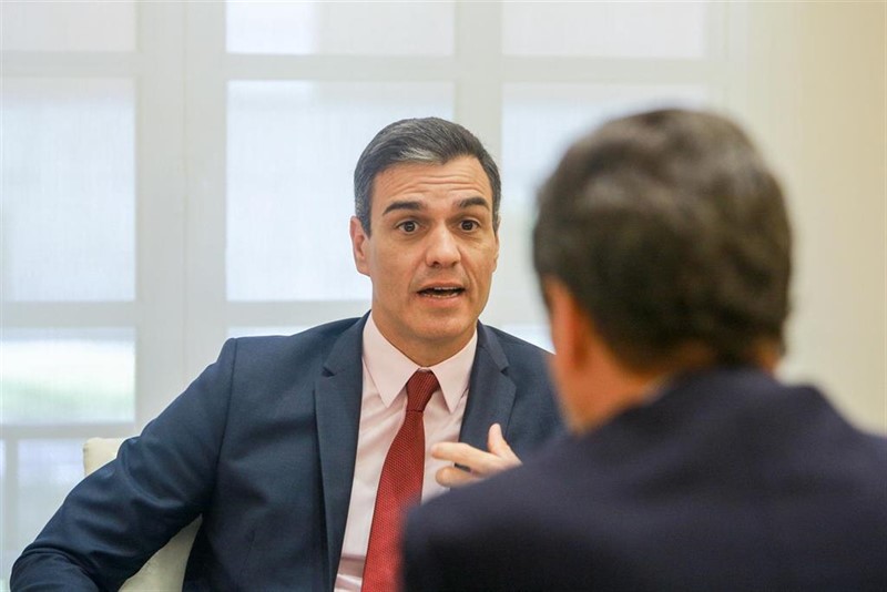 https://img4.s3wfg.com/web/img/images_uploaded/c/1/ep_presidentegobiernofunciones_pedro_sanchez_durantereunionla_ministratrabajofunciones_magdalena_valerio_el_presidentecepyme_gerardo_cuervapresidentela_ceoe_antonio_garamendila_moncloa.jpg