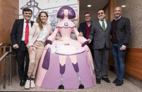 ep sara andres posa junto a la menina y miguel carballeda alberto duran y jesus celada