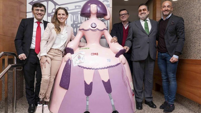 ep sara andres posa junto a la menina y miguel carballeda alberto duran y jesus celada