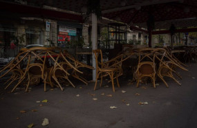 ep sillas recogidas en la terraza de un bar cerrado por la pandemia ep sillas recogidas en la terraza de un bar cerrado por la pandemia