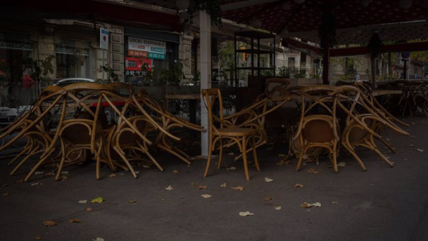 ep sillas recogidas en la terraza de un bar cerrado por la pandemia