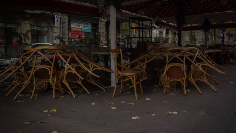 ep sillas recogidas en la terraza de un bar cerrado por la pandemia ep sillas recogidas en la terraza de un bar cerrado por la pandemia