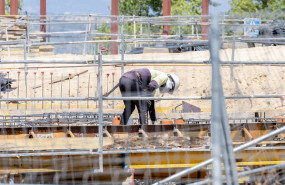 ep un obrero trabaja en la construccion de una vivienda nueva