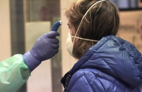 ep un sanitario toma la temperatura a una de los paciente diagnosticados con covid-19