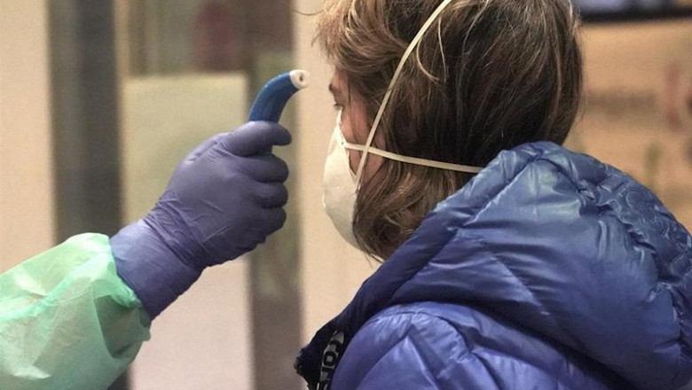 Un sanitario toma la temperatura a una de los paciente diagnosticados con covid-19 | H.Bilbao - Europa Press ep un sanitario toma la temperatura a una de los paciente diagnosticados con covid-19