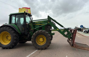 ep un tractor corta una carretera en alvarado badajoz durante las protestas de agricultores y