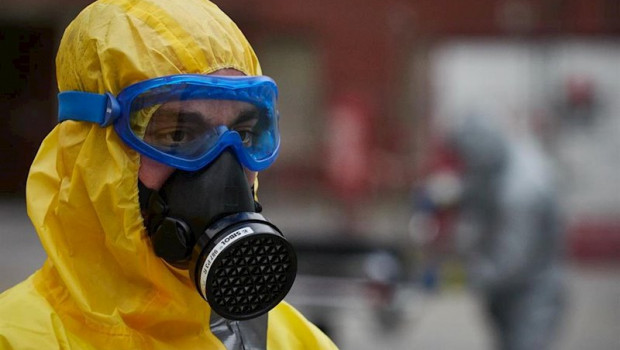 Spanish healthcare worker with protective gear | Eduardo Sanz - Europa Press ep un voluntario de dya navarra se protege con mascara gafas y traje epi en el servicio de urgencias