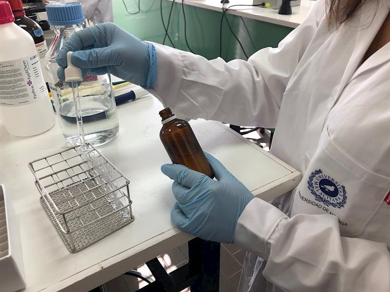 Una investigadora de la Universidad de Málaga (UMA) en un laboratorio. | UNIVERSIDAD DE MÁLAGA - Archivo ep una investigadora de la universidad de malaga uma en un laboratorio