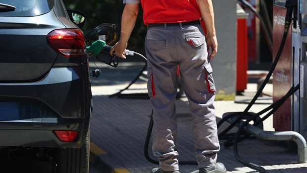 ep una persona reposta gasolina en un coche