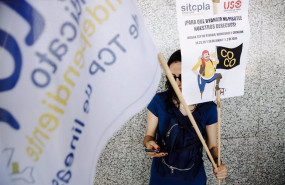ep una trabajadora de ryanair con banderas durante una concentracion en las inmediaciones de la