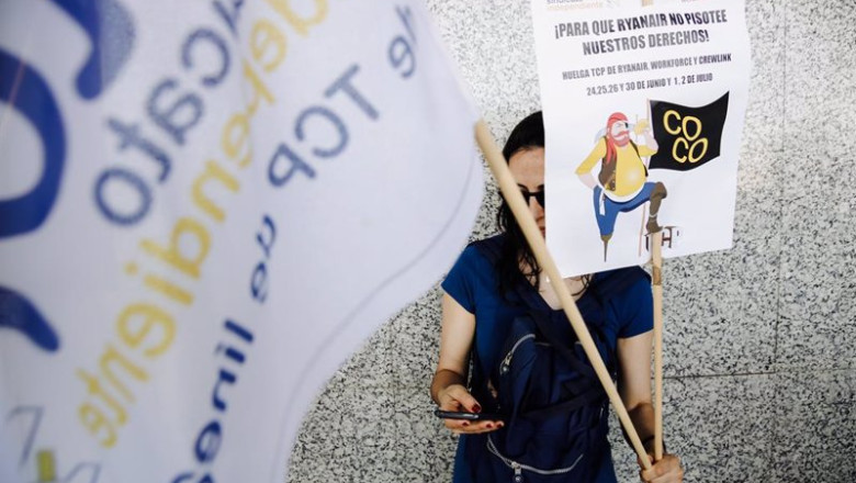 Una trabajadora de Ryanair con banderas durante una concentración en las inmediaciones de la Terminal 1 del Aeropuerto Adolfo Suárez Madrid Barajas, a 1 de julio de 2022, en Madrid (España). | Carlos Luján - Europa Press ep una trabajadora de ryanair con banderas durante una concentracion en las inmediaciones de la