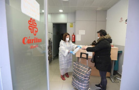 ep una voluntaria en el economato solidario de caritas situado en la calle bravo murillo de madrid