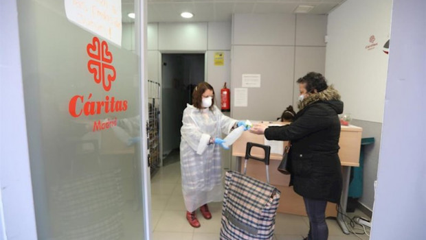 ep una voluntaria en el economato solidario de caritas situado en la calle bravo murillo de madrid