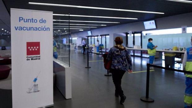ep varias personas en el dispositivo de vacunacion puesto en marcha en las instalaciones del wanda