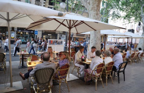 ep varias personas en una terraza durante una manifestacion contra la masificacion turistica y por