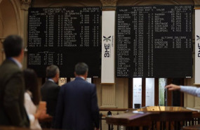 ep varias personas frente a los paneles de valores del ibex 35 en el palacio de la bolsa de madrid a
