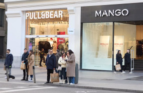 ep varias personas salen de las tiendas con bolsas durante las rebajas en el centro de madrid a 7 de