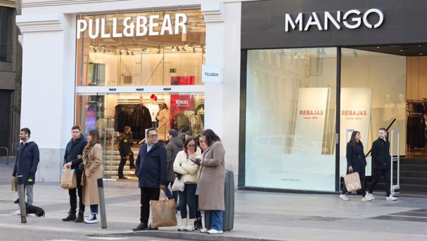 ep varias personas salen de las tiendas con bolsas durante las rebajas en el centro de madrid a 7 de