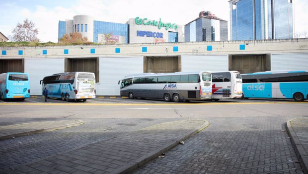 ep varios autobuses en la estacion de autobuses de mendez alvaro