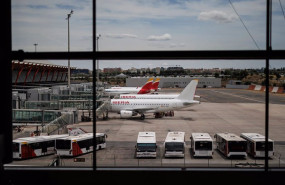 ep varios aviones de iberia en la pista de la terminal 4 t4 del aeropuerto adolfo suarez