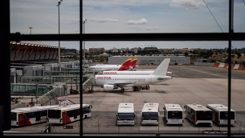 ep varios aviones de iberia en la pista de la terminal 4 t4 del aeropuerto adolfo suarez
