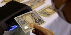 un billet de yen japonais dans une imprimerie de l office national d impression des billets de la banque du japon a tokyo un billet de yen japonais dans une imprimerie de l office national d impression des billets de la banque du japon a tokyo