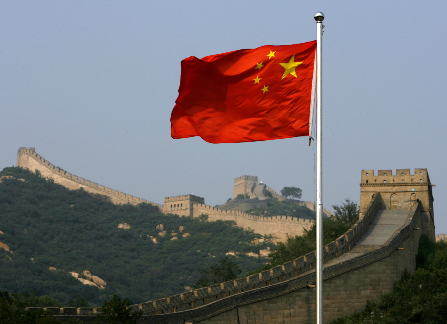 un drapeau chinois flotte devant la grande muraille de chine situee au nord de pekin 20230305122512 