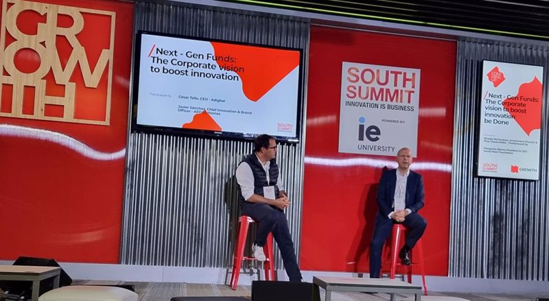 ep a la derecha el director de innovacion y marca de aedas homes javier sanchez en south summit 2021