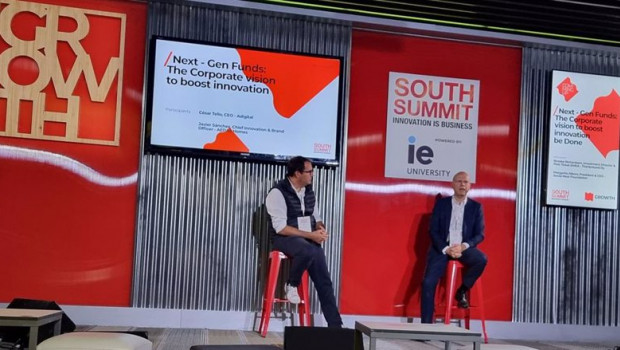 ep a la derecha el director de innovacion y marca de aedas homes javier sanchez en south summit 2021